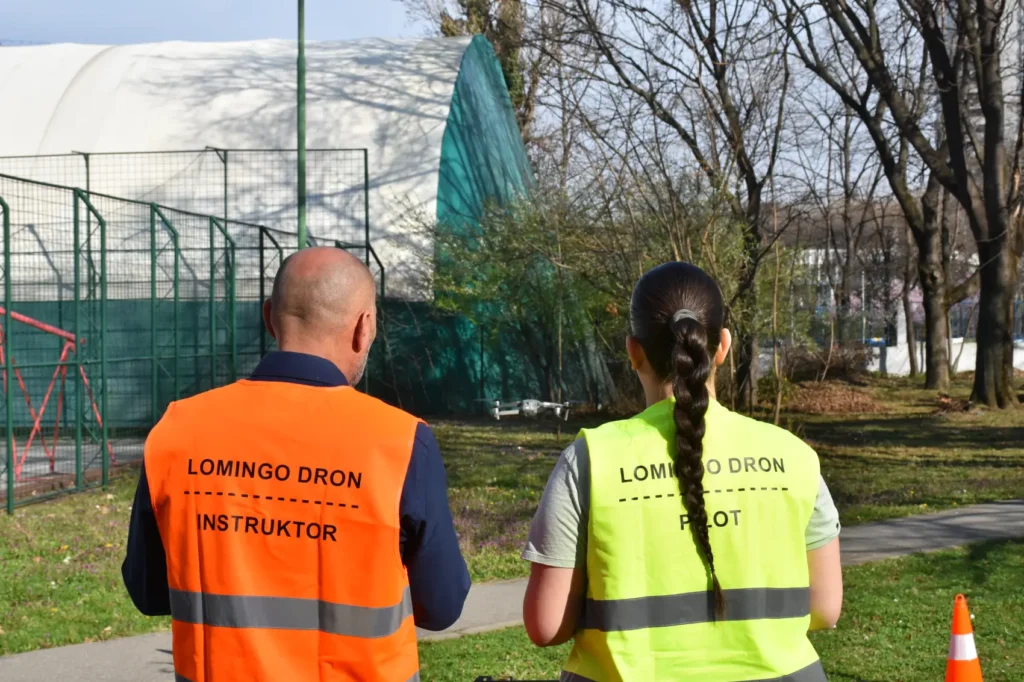 Dron edukacija za srednjoškolce u Srednjoj PTT školi sa demonstracijom leta drona.