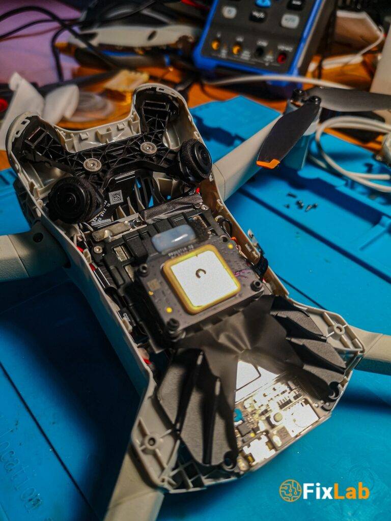 Servis za dronove prikazuje tehničara tokom popravke dron opreme