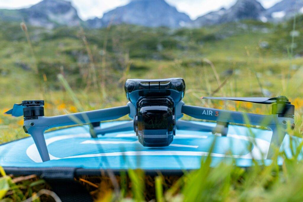 DJI Air 3 u letu sa dvostrukom kamerom tokom treninga i snimanja iz vazduha