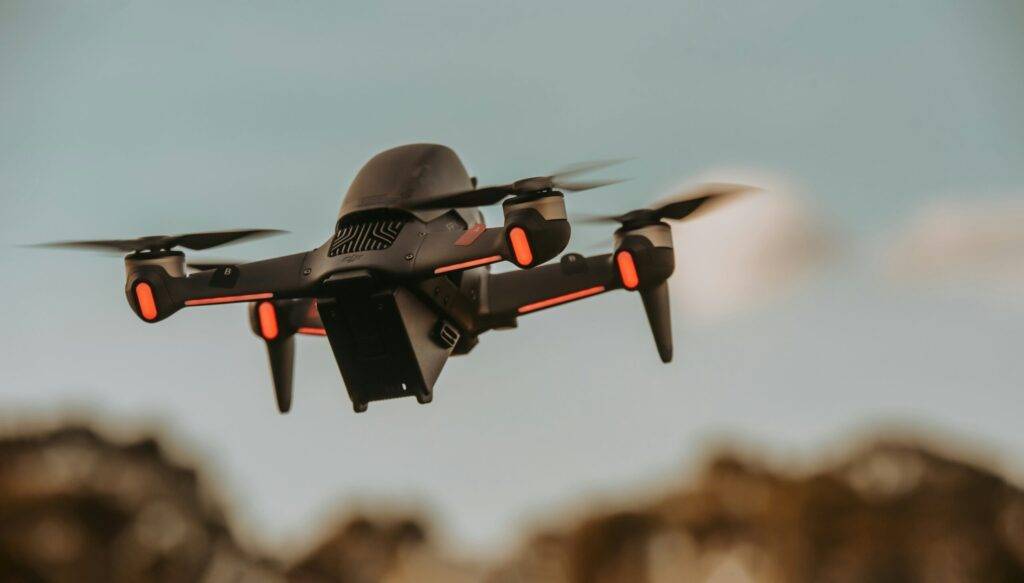 DJI FPV leti nisko iznad brda u sportskom režimu snimanja