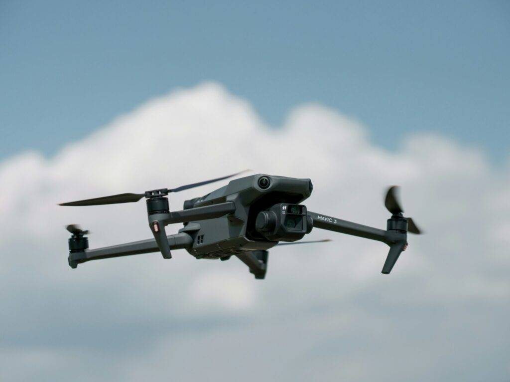 DJI Mavic 3 Classic leti tokom profesionalnog 5.1K snimanja i obuke pilota