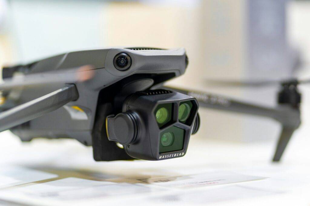 DJI Mavic 3 Pro u letu sa trostrukom kamerom tokom profesionalne obuke pilota