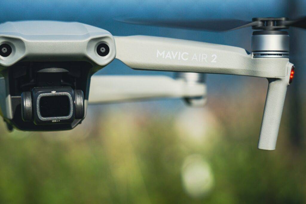 DJI Mavic Air 2 leti dok snima 4K video – koristi se za profesionalnu obuku dron pilota