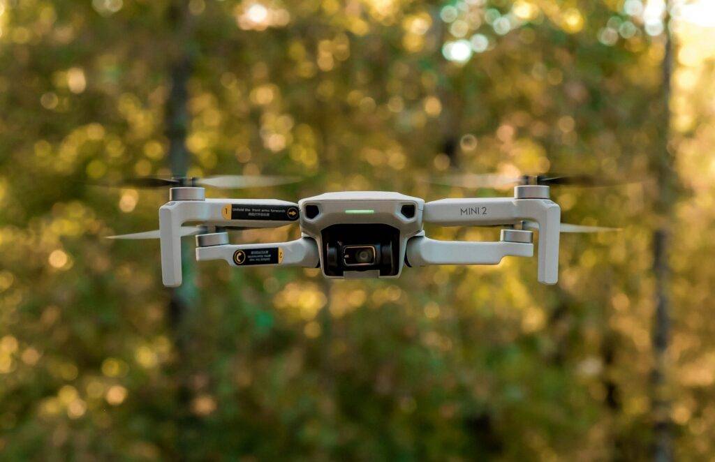DJI Mini 2 leti iznad jezera dok korisnik vežba precizno letenje