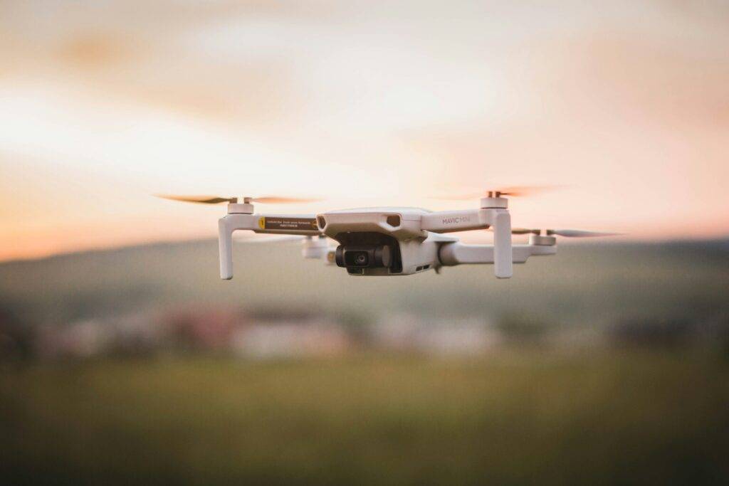 DJI Mini tokom hobi leta, korišćen za snimanje i obuku novih dron pilota