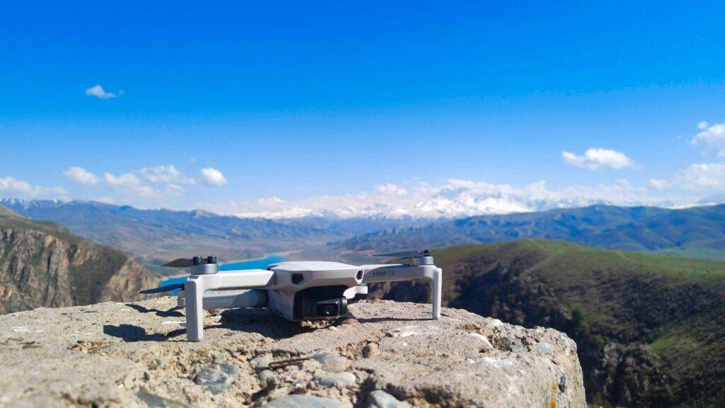 DJI Mini SE leti iznad parka dok početnik vežba upravljanje