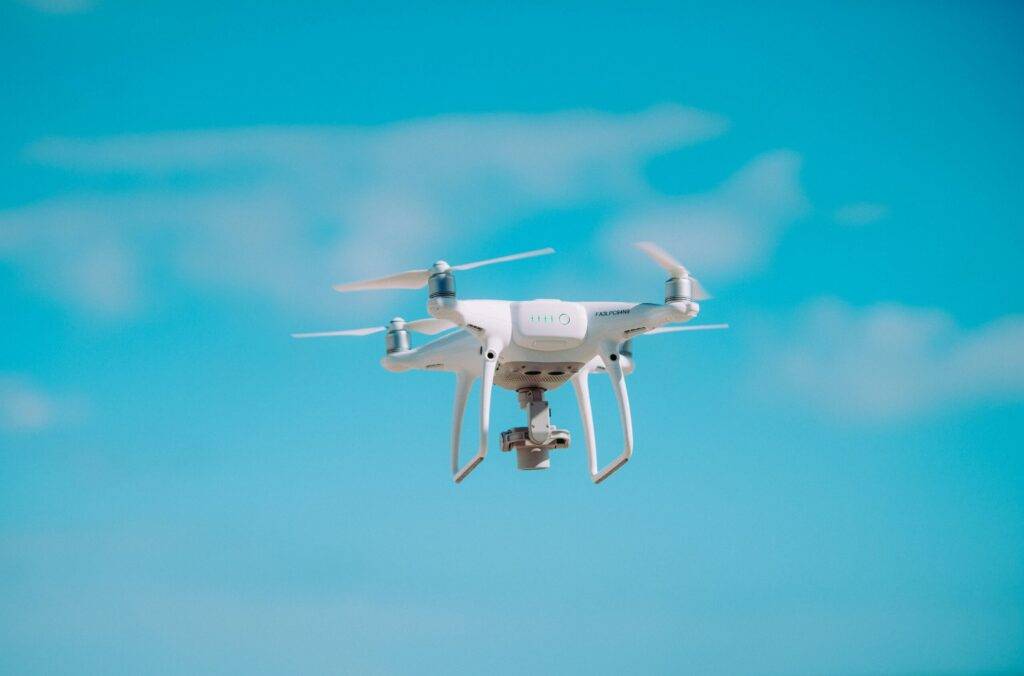 DJI Phantom 4 dron u letu sa 4K kamerom i automatskim izbegavanjem prepreka – idealan za snimanje i obuku