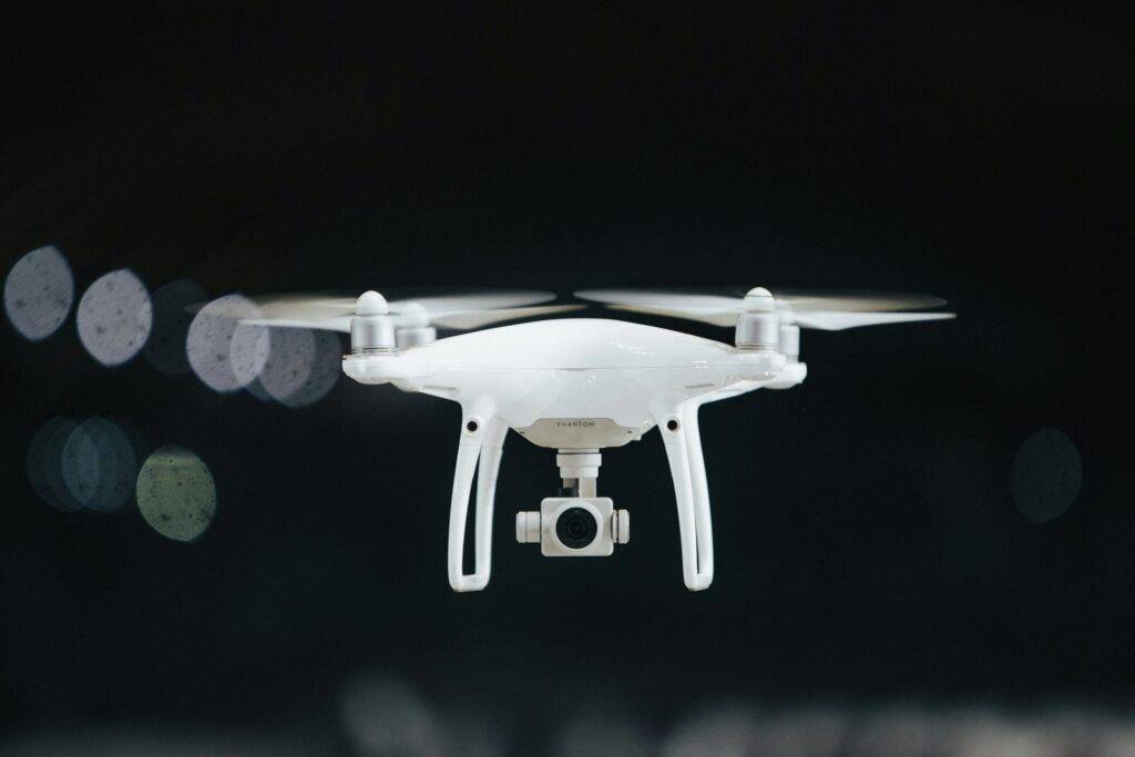 DJI Phantom 4 Pro dron sa 4K kamerom i senzorima u letu – idealan za obuku i profesionalno snimanje