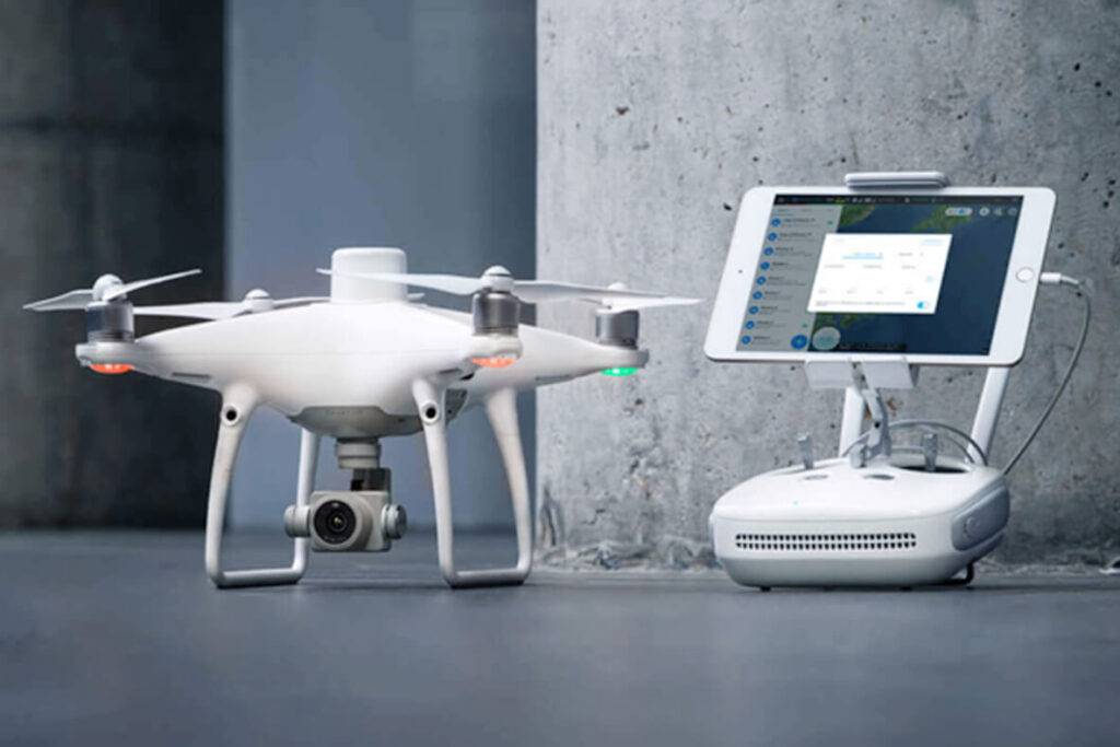 DJI Phantom 4 RTK dron tokom preciznog mapiranja i geodetskog snimanja terena