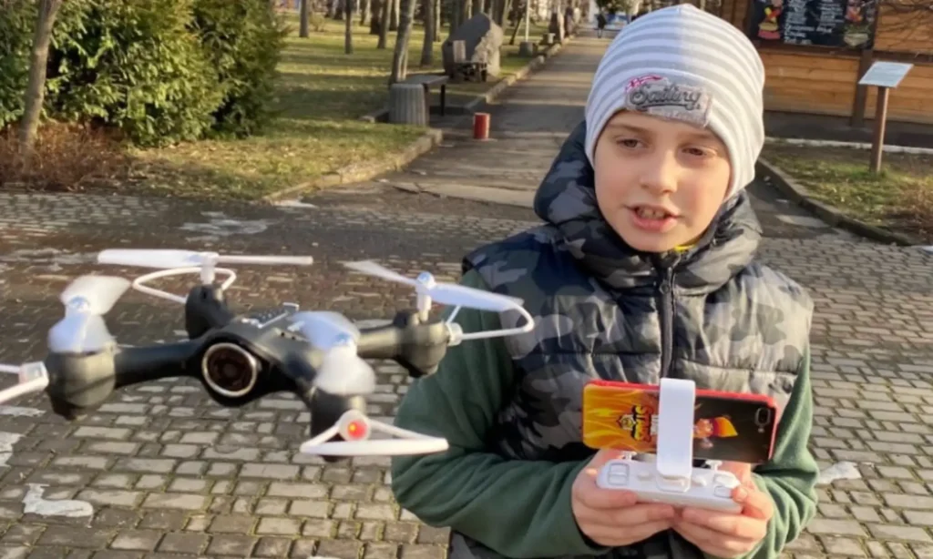Dete upravlja jednostavnim dron sistemom za početnike