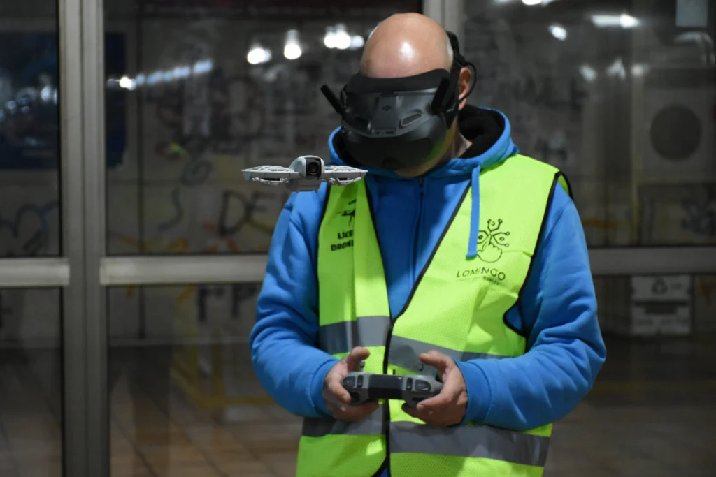 FPV dron obuka u hali omogućava precizno letenje i učenje u zatvorenom prostoru.