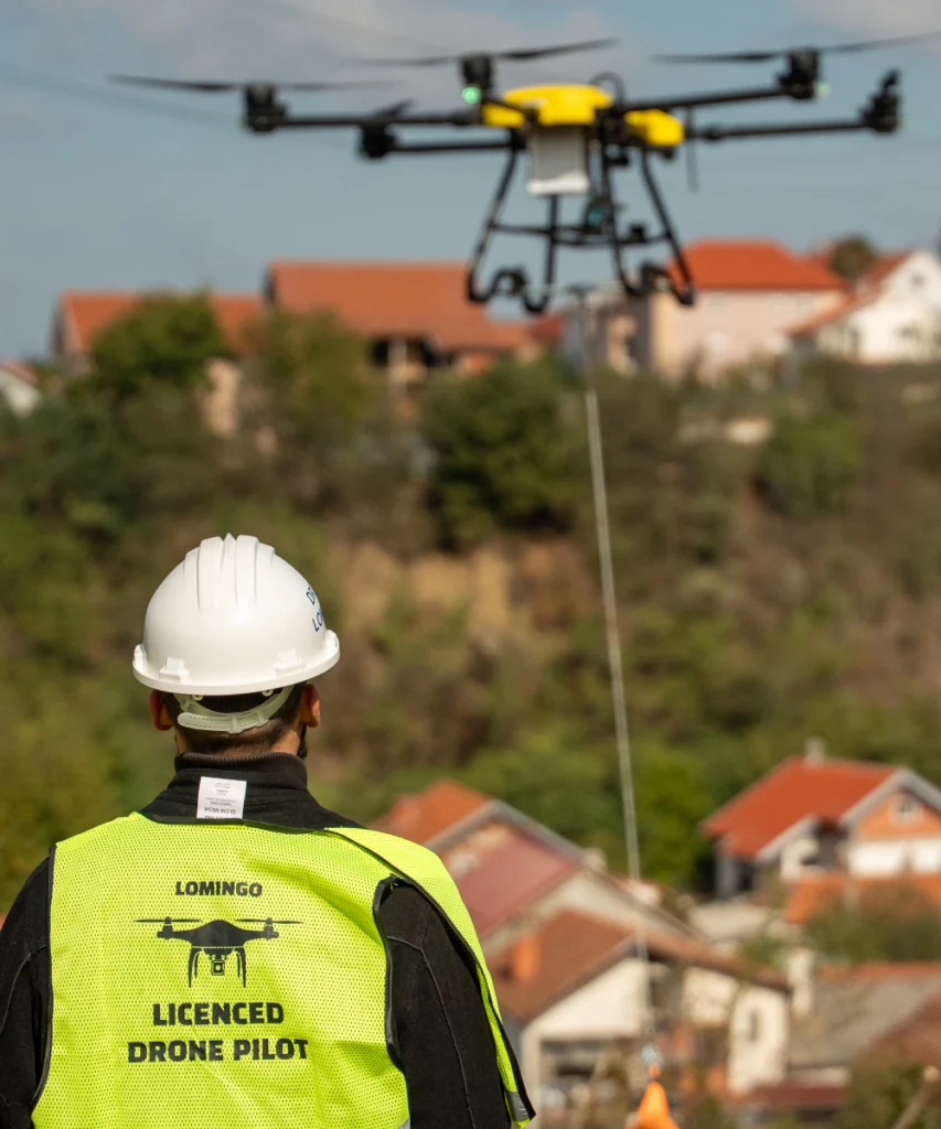 Lomingo International prikazuje tim licenciranih dron pilota sa najsavremenijom opremom spremnih za profesionalne misije.