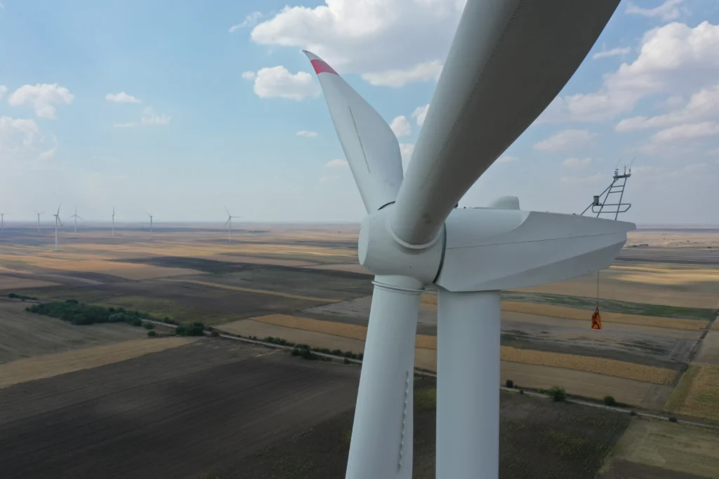 Inspekcija vetrenjača dronom tokom pregleda lopatica visoke rezolucije.