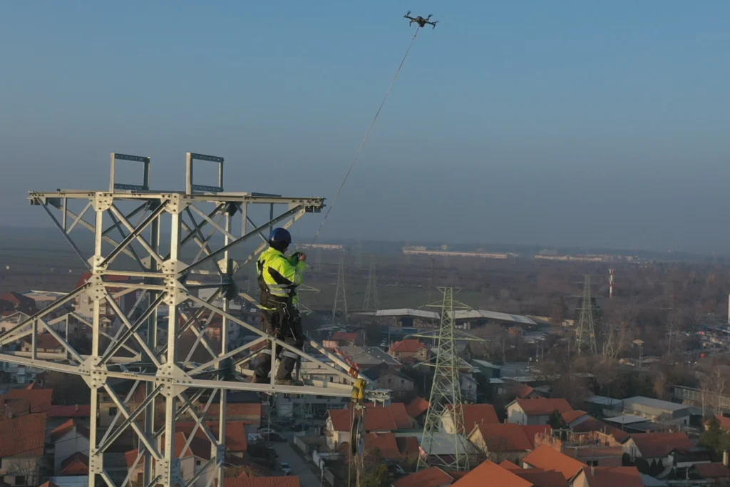 Postavljanje elektro mreže dronom na nepristupačnom terenu u Beogradu.
