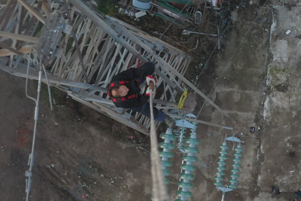 Postavljanje elektro mreže dronom koje izvode Lomingo dron piloti.