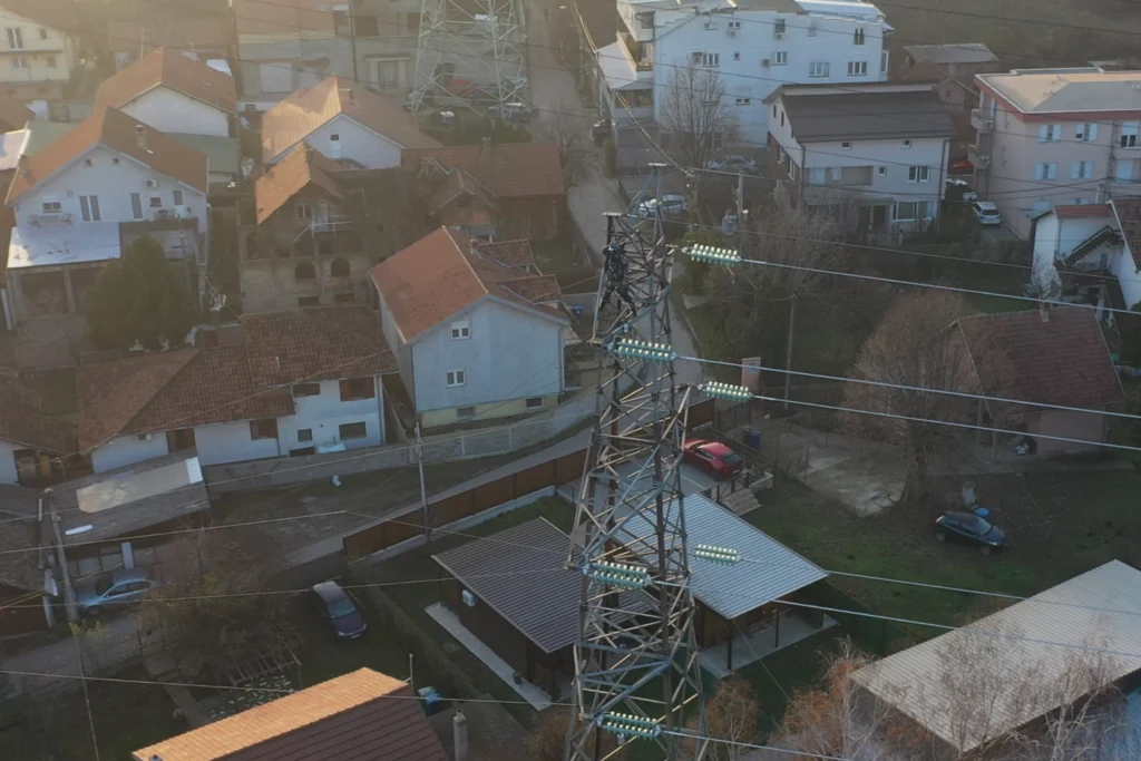 Postavljanje elektro mreže dronom na zahtevnom i nepristupačnom terenu.
