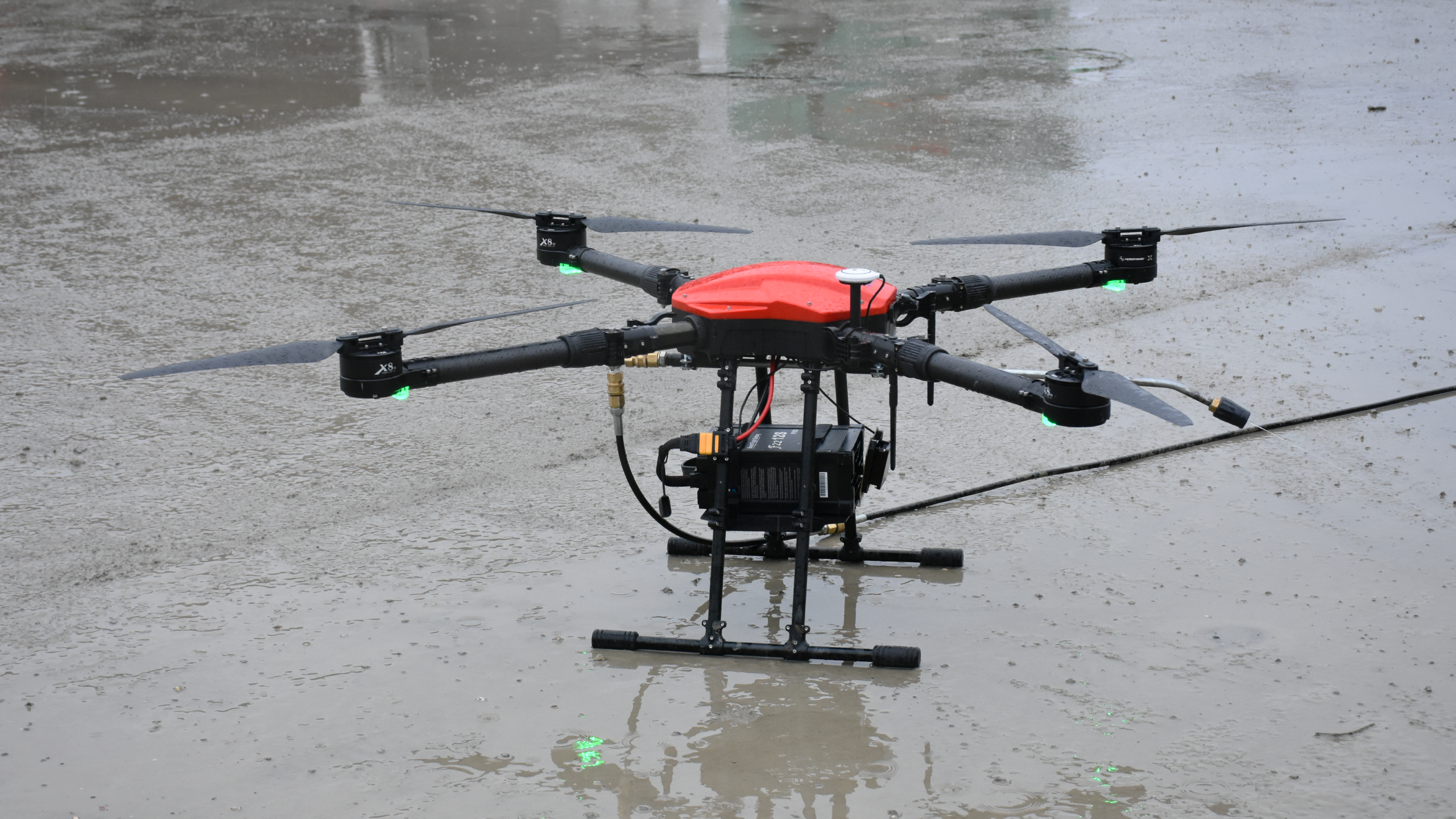 Pranje fasada i solarnih panela dronom u industrijskom okruženju