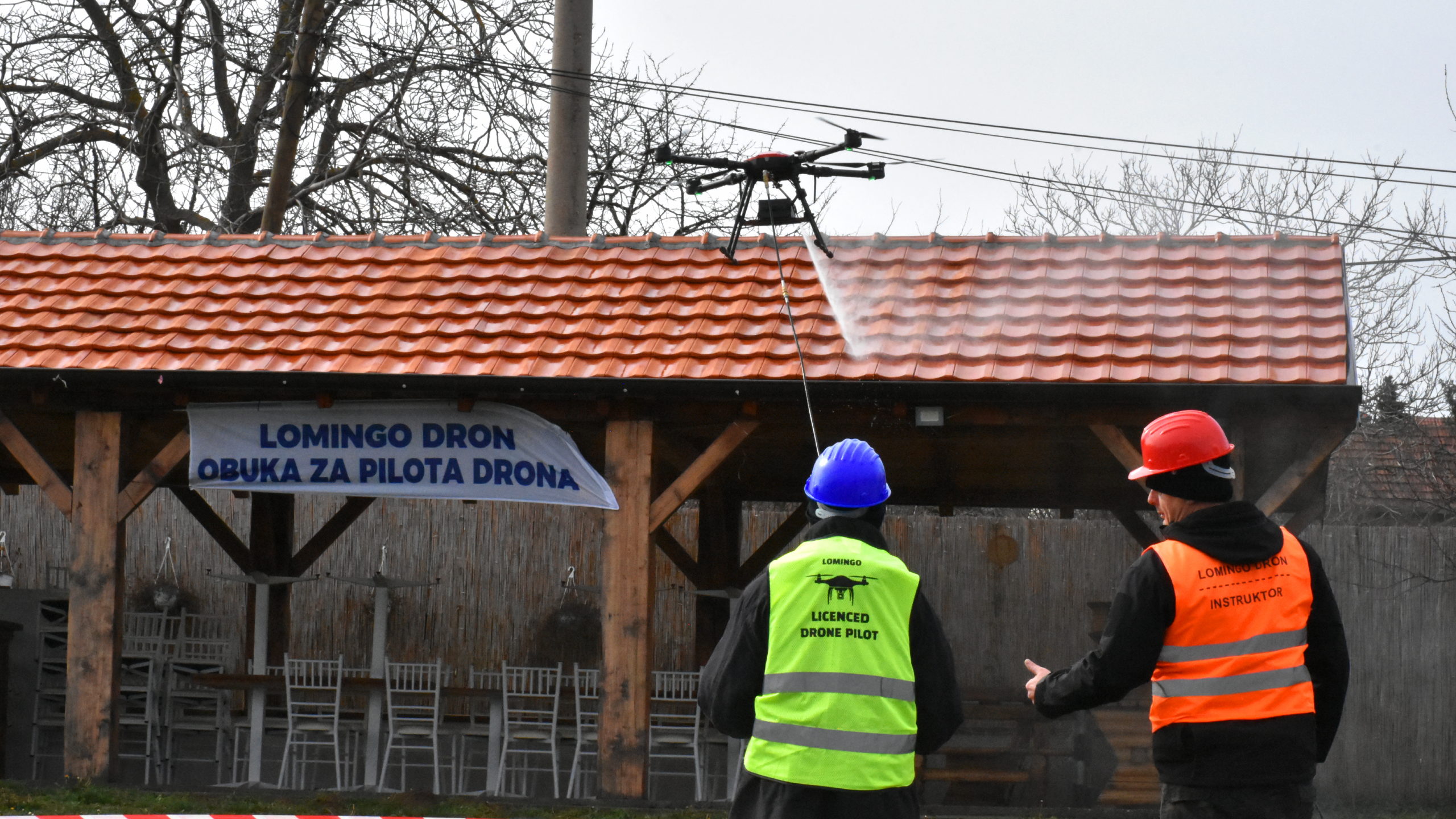 Pranje fasada i solarnih panela dronom tokom praktične obuke dron pilota