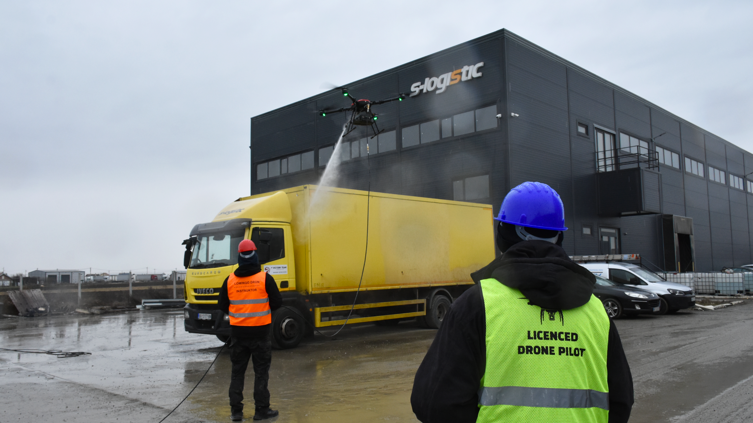 Pranje fasada i solarnih panela dronom pomoću profesionalnog sistema za čišćenje