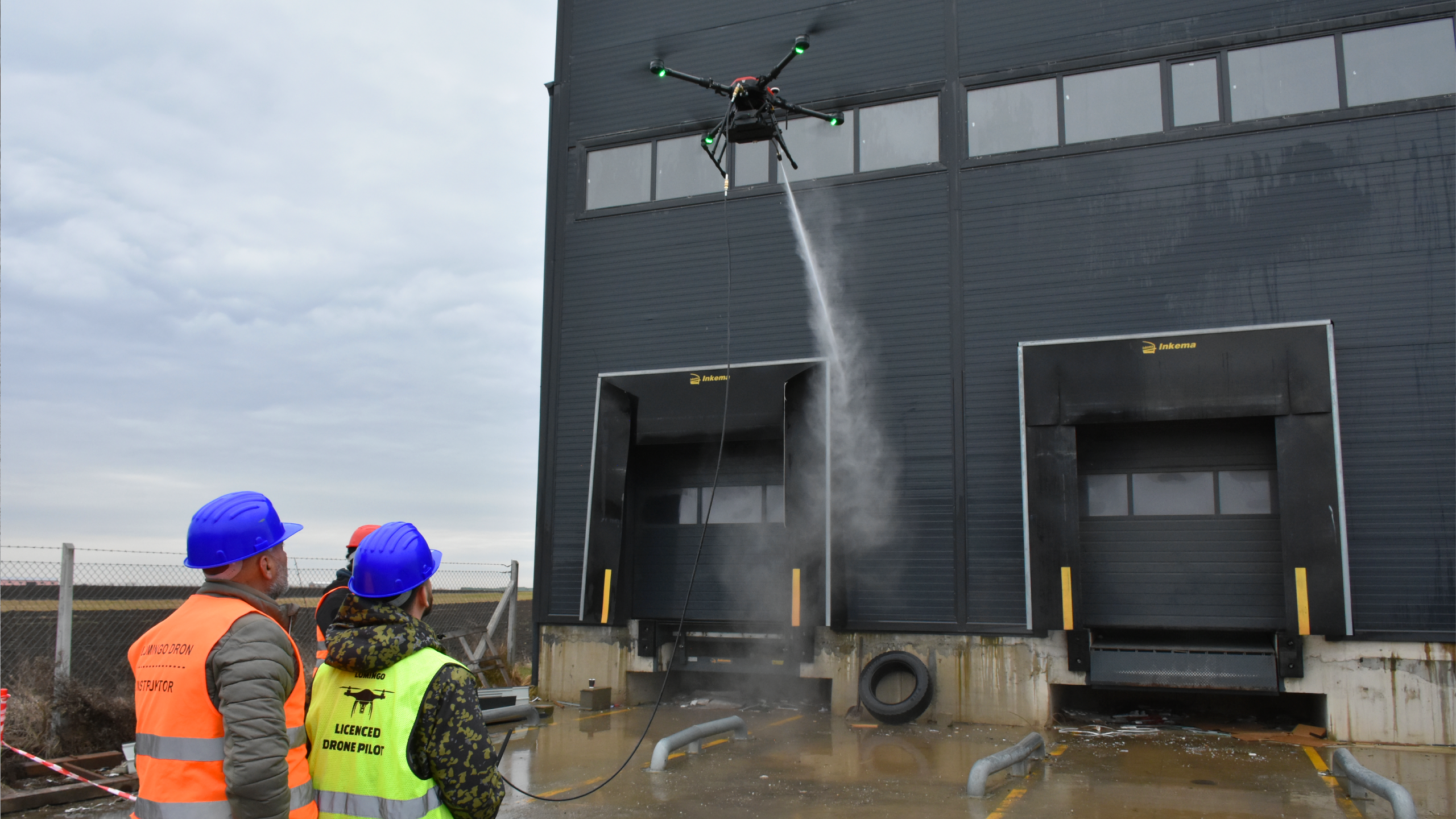 Pranje fasada i solarnih panela dronom uz korišćenje sistema za demineralizovanu vodu