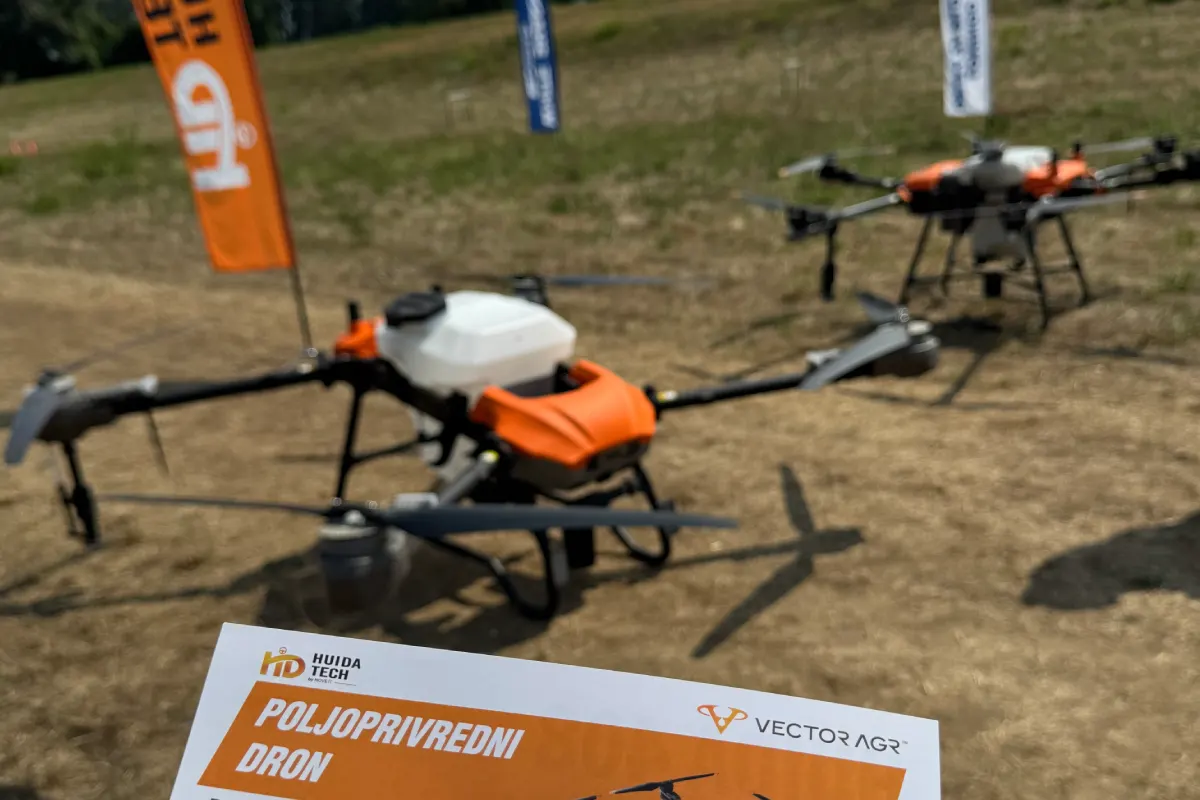 Agro dron u niskom letu tokom praktične demonstracije na dron skupu