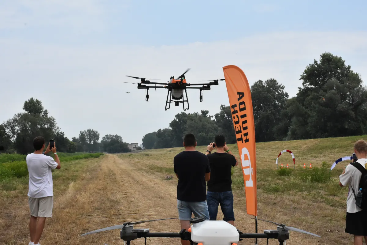 Dron preleće iznad okupljenih dron pilota tokom demonstracije letenja