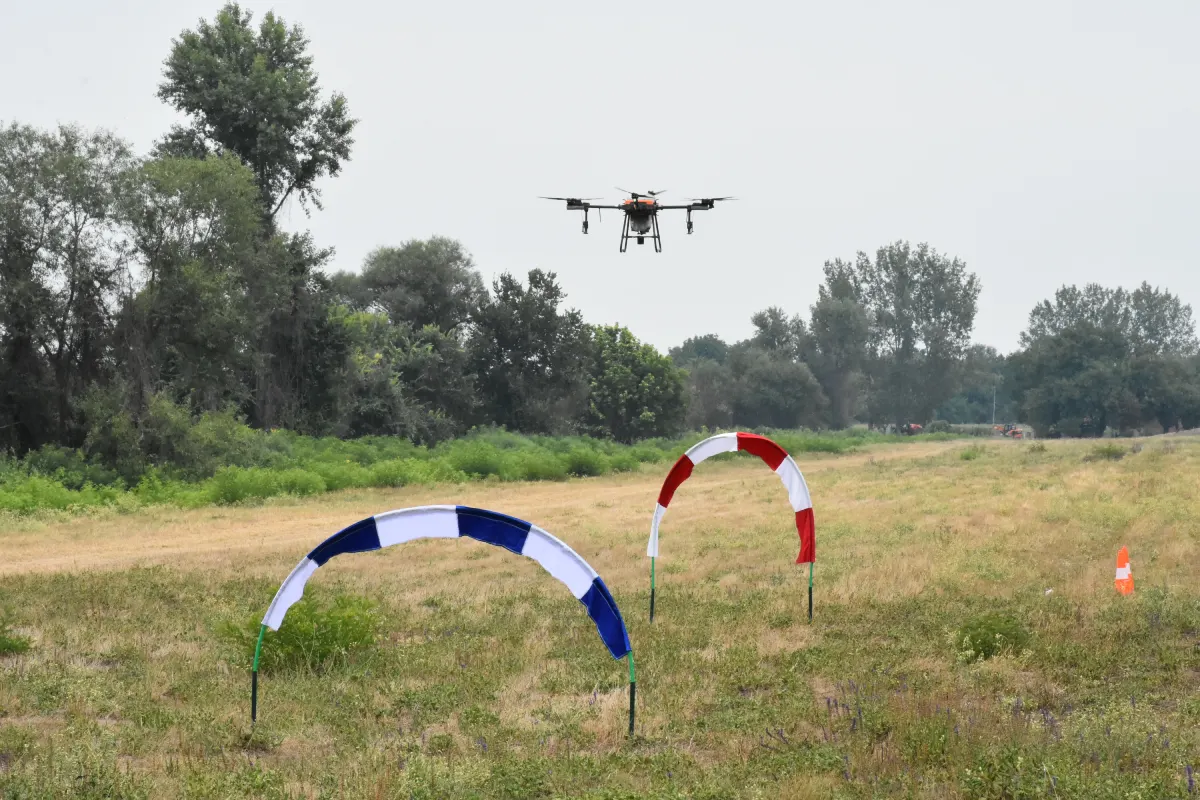 Dron leti iznad specijalizovanog FPV i agro poligona na skupu