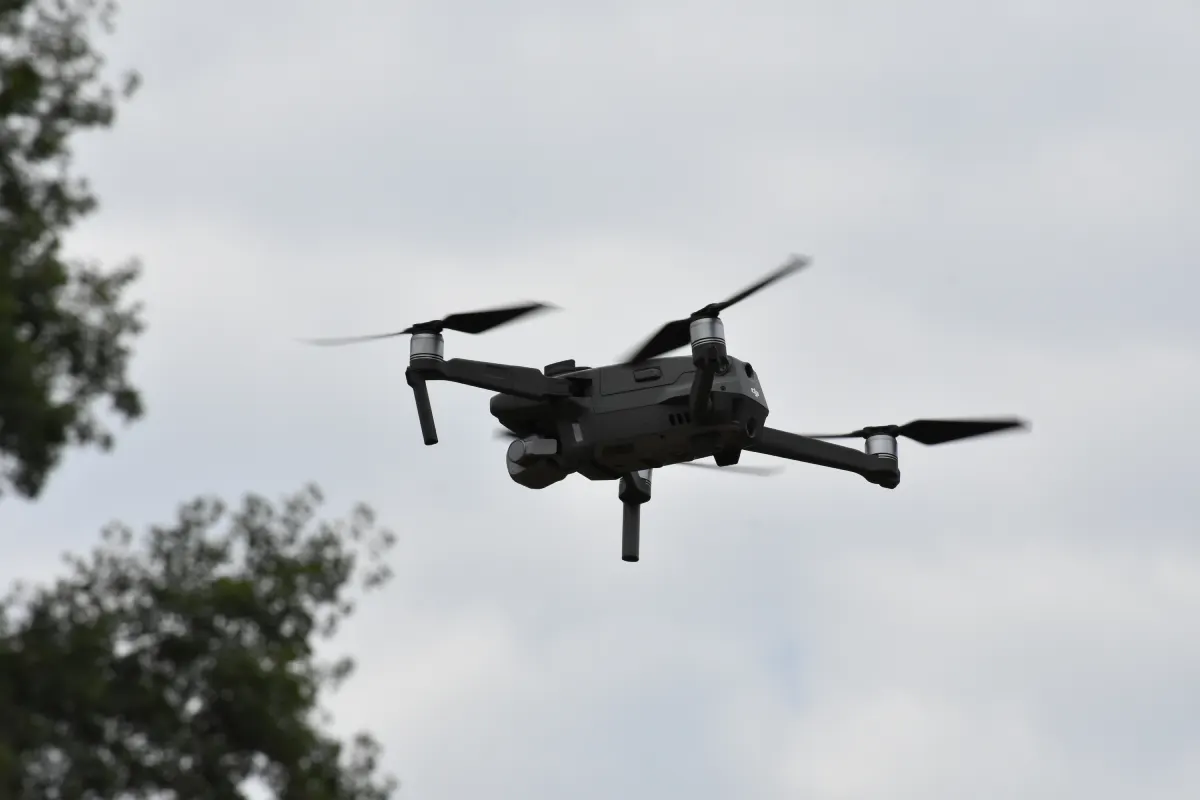 Dron u vazduhu tokom demonstracije letenja na Lomingo dron skupu