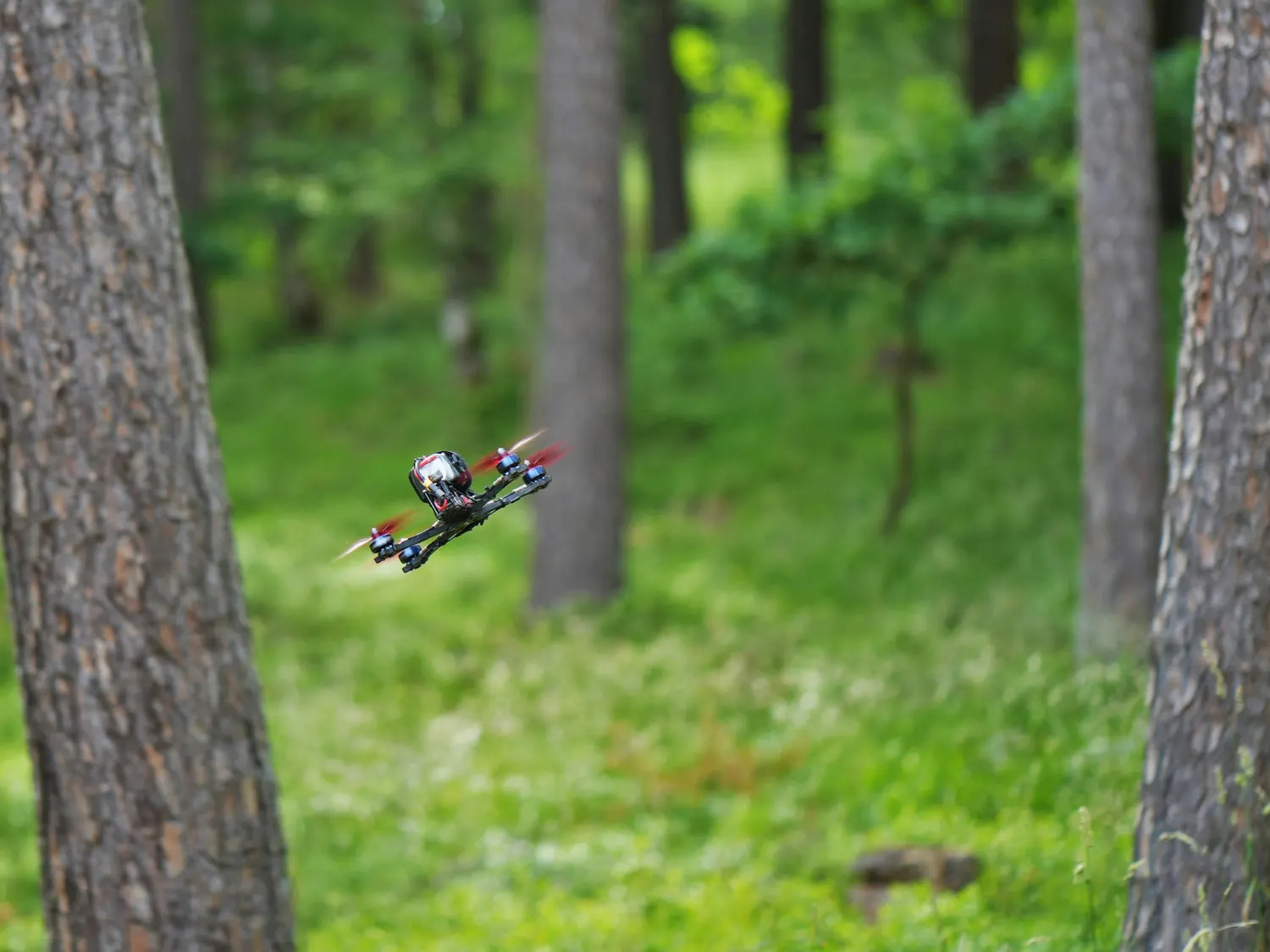 Dron usluge FPV snimanja ekstremnih scena sa kadrovima punim adrenalina iz jedinstvenih uglova