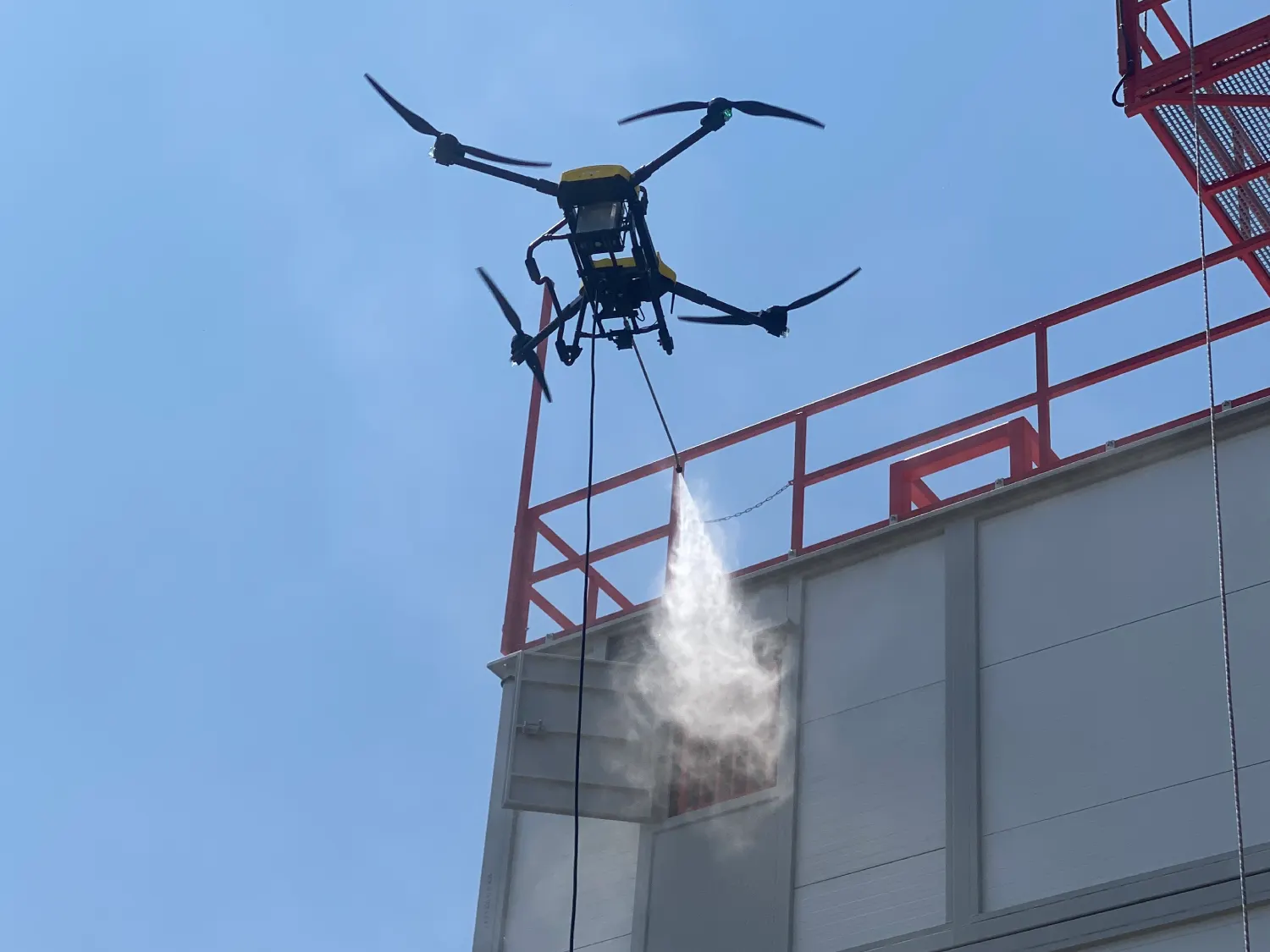 Dron usluge gašenja požara na visini za brzu i preciznu intervenciju u nepristupačnim gradskim i industrijskim zonama