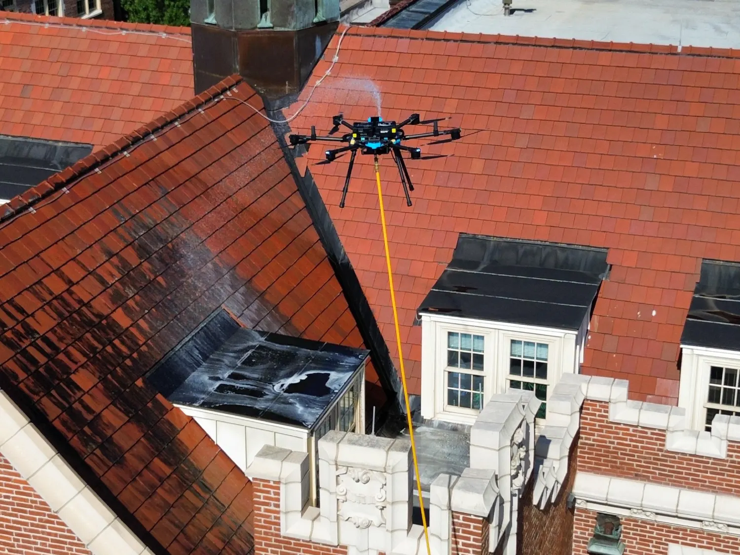 Dron usluge pranja krovova i oluka za brzo, sigurno i efikasno čišćenje teško dostupnih površina