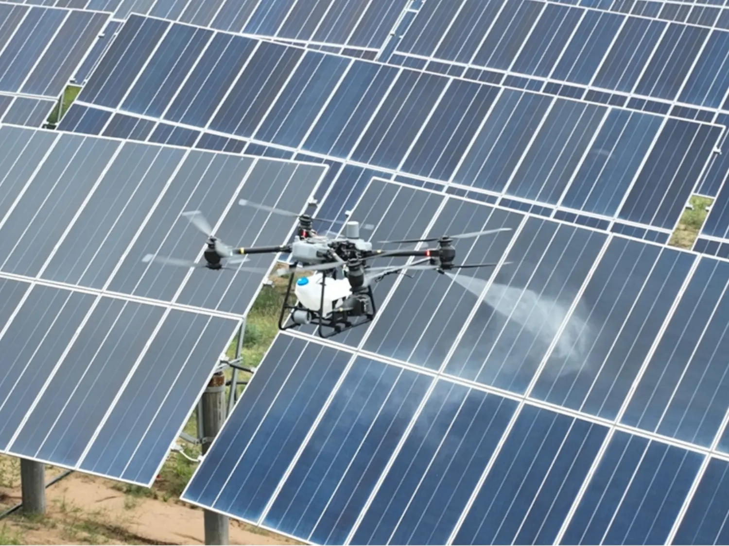 Dron usluge pranja solarnih panela za efikasno i sigurno čišćenje uz minimalan rizik