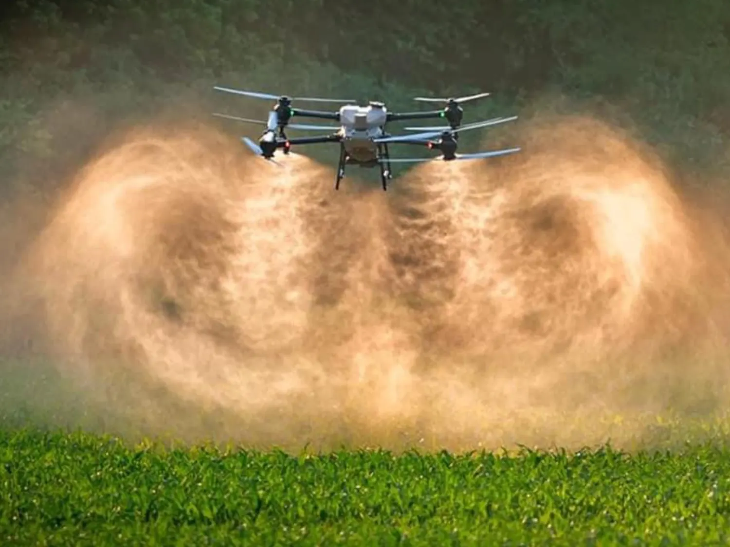 Dron usluge tretiranja usjeva za preciznu i efikasnu primjenu pesticida i đubriva