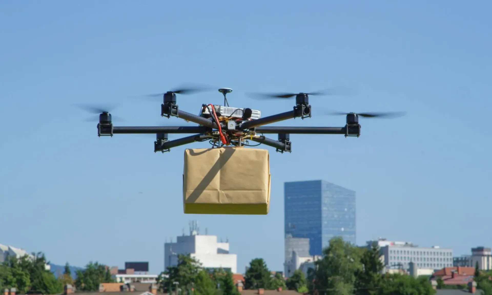 Dron za paketnu dostavu – budućnost logistike iz vazduha