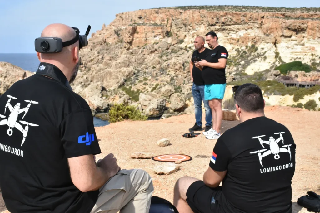 EU dron obuka na Malti prikazuje vežbe sa konsumer dronovima na zahtevnom terenu.