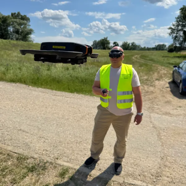 FPV dron obuka sa instruktorom i polaznikom u dron trening centru