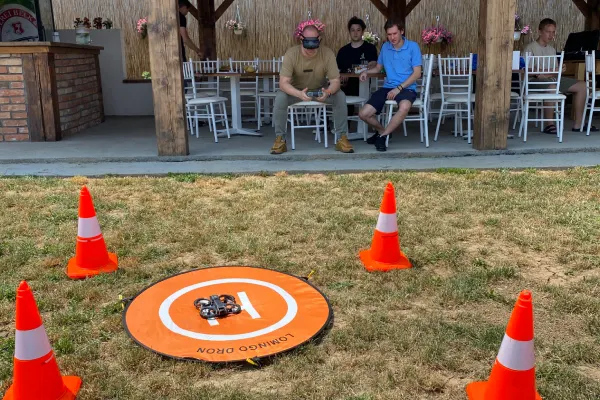 FPV dron obuka omogućava snimke i vežbe iz vazduha.