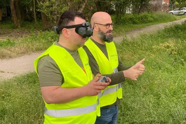 FPV dron obuka uključuje letenje na FPV stazi u dron trening centru.