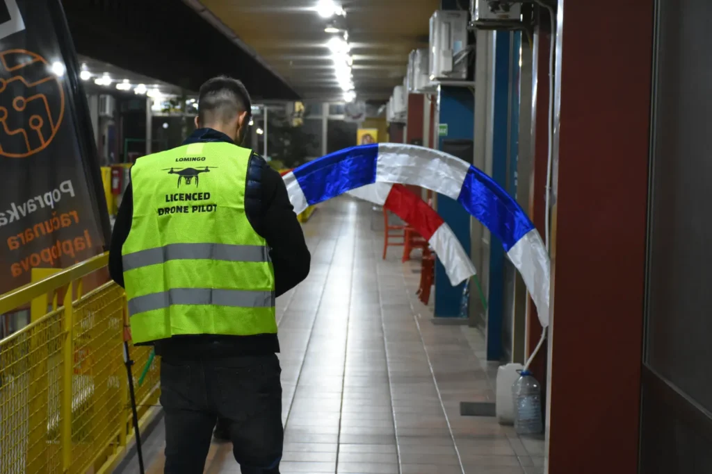 FPV dron obuka u zatvorenom prostoru prikazuje trening pilota u kontrolisanom okruženju.