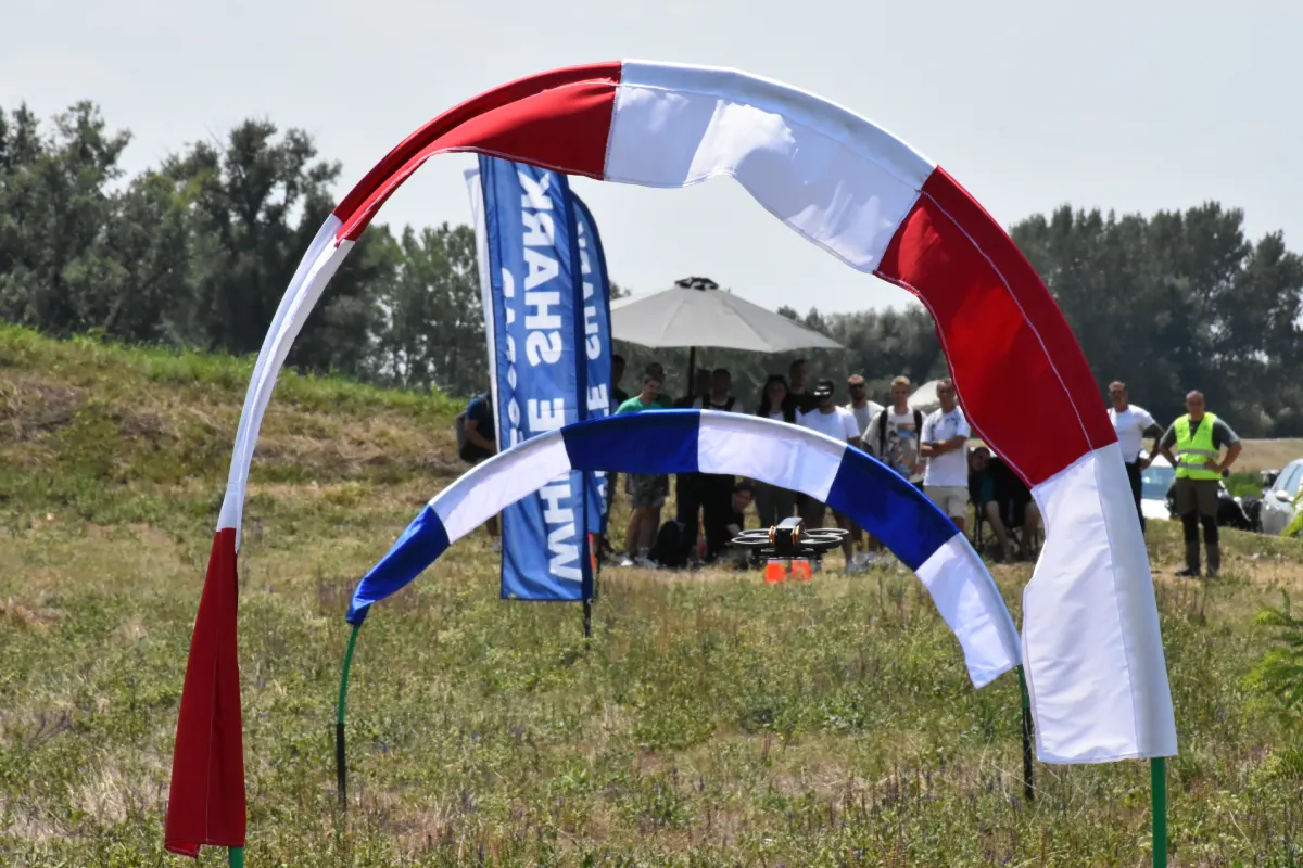 Takmičar upravlja FPV dronom kroz izazovni poligon tokom trke