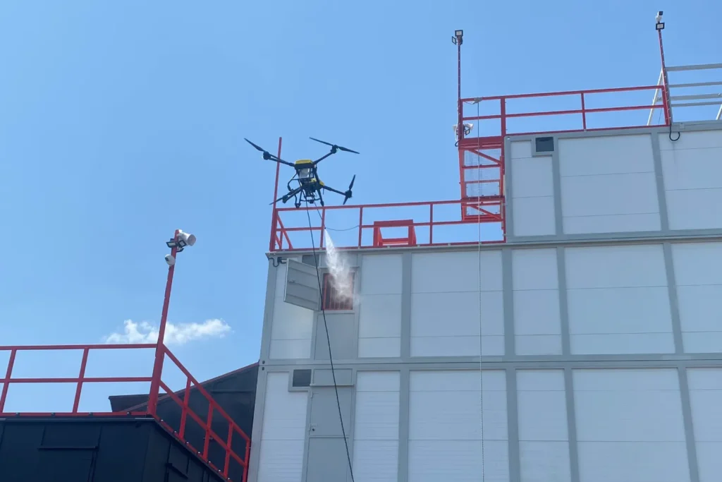 Gašenje požara dronom na visini koristi specijalne rezervoare za raspršivanje vode i supstanci.