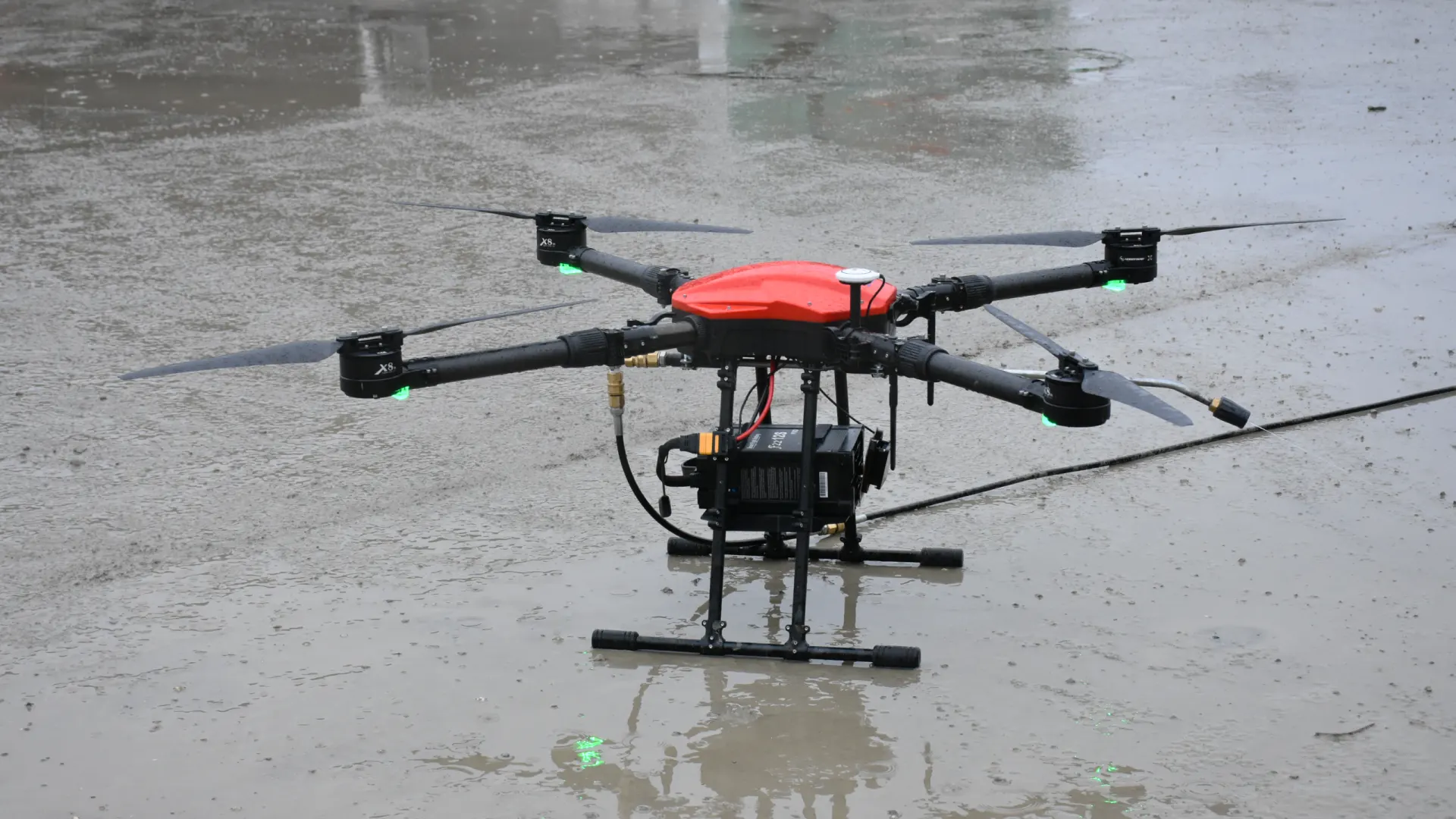 Pranje fasada i solarnih panela dronom u industrijskom okruženju