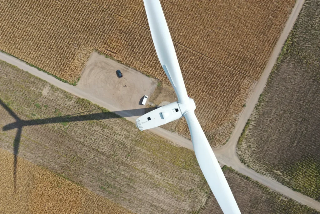 Inspekcija vetroturbina dronom omogućava detaljan pregled lopatica i detekciju oštećenja.