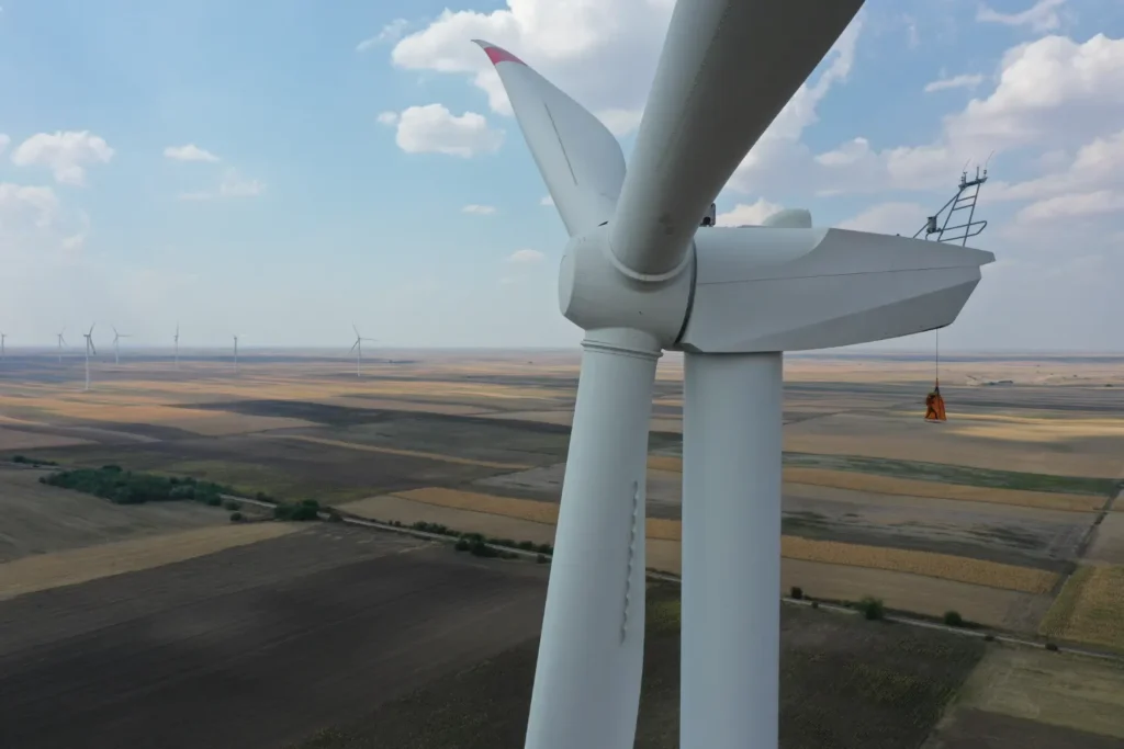Inspekcija vetroturbina dronom prikazuje nadzor vetroparkova i analiza stanja lopatica iz vazduha.