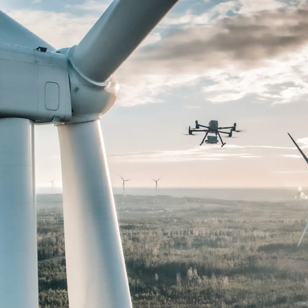 Inspekcija vetroturbina i kolektora dronom pomaže u redovnom održavanju postrojenja.