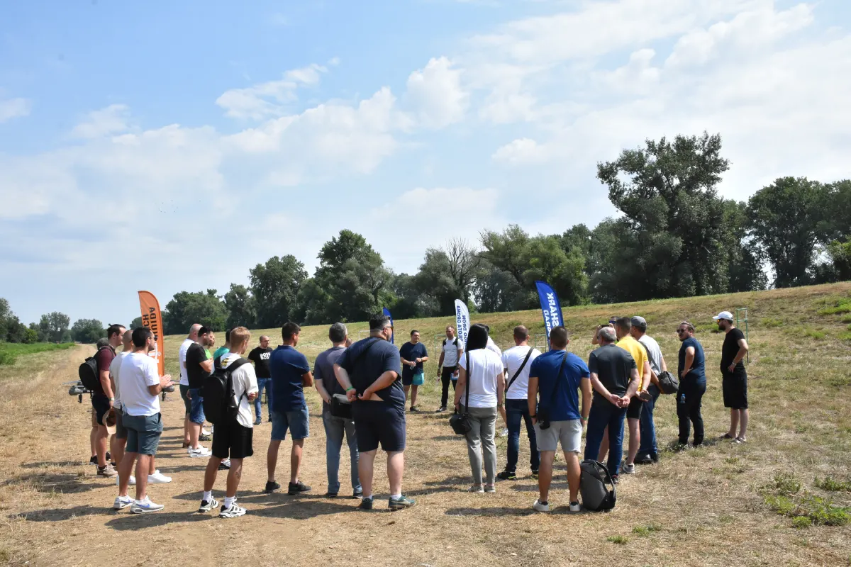 Učesnici dron skupa razmenjuju iskustva tokom neformalne diskusije
