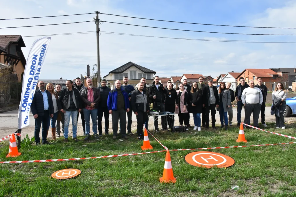 Lomingo skup dron pilota na otvorenom prostoru sa prezentacijama i takmičenjima.