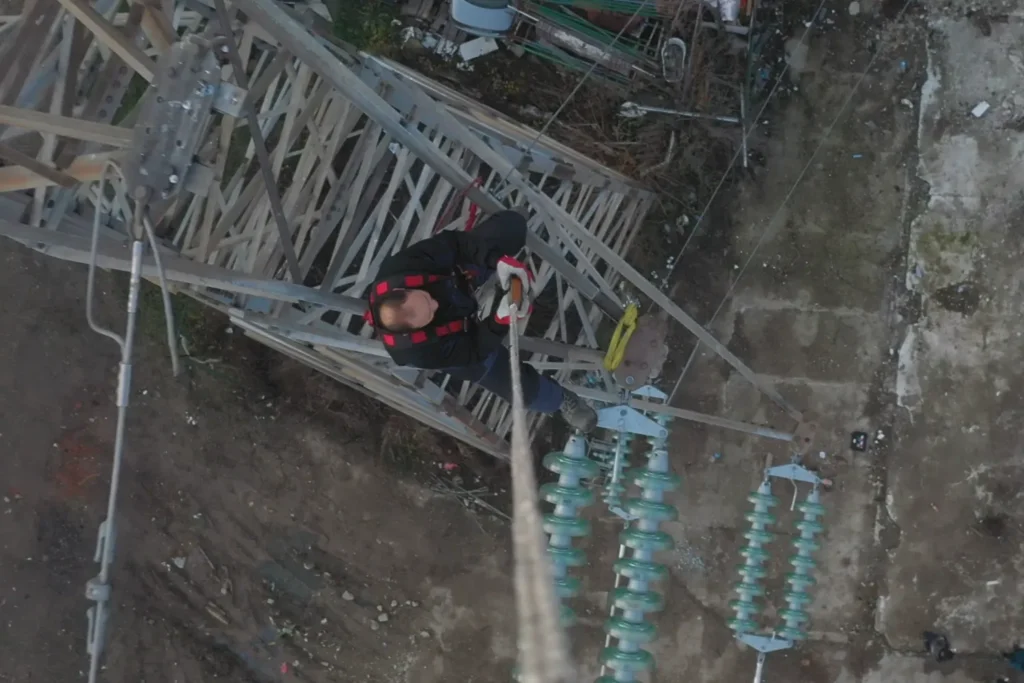 Postavljanje elektro mreže dronom koje izvode Lomingo dron piloti.
