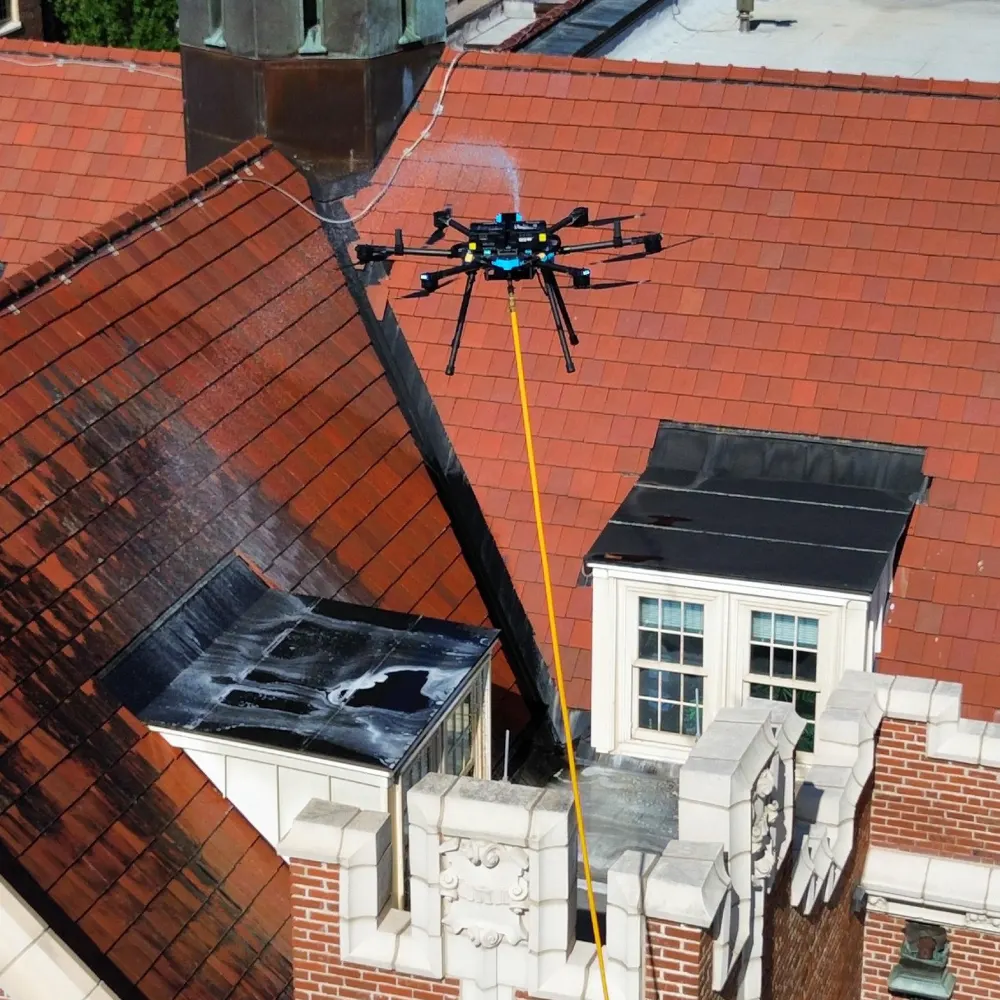 Pranje krovova i oluka dronom uz precizno raspršivanje vode pod pritiskom