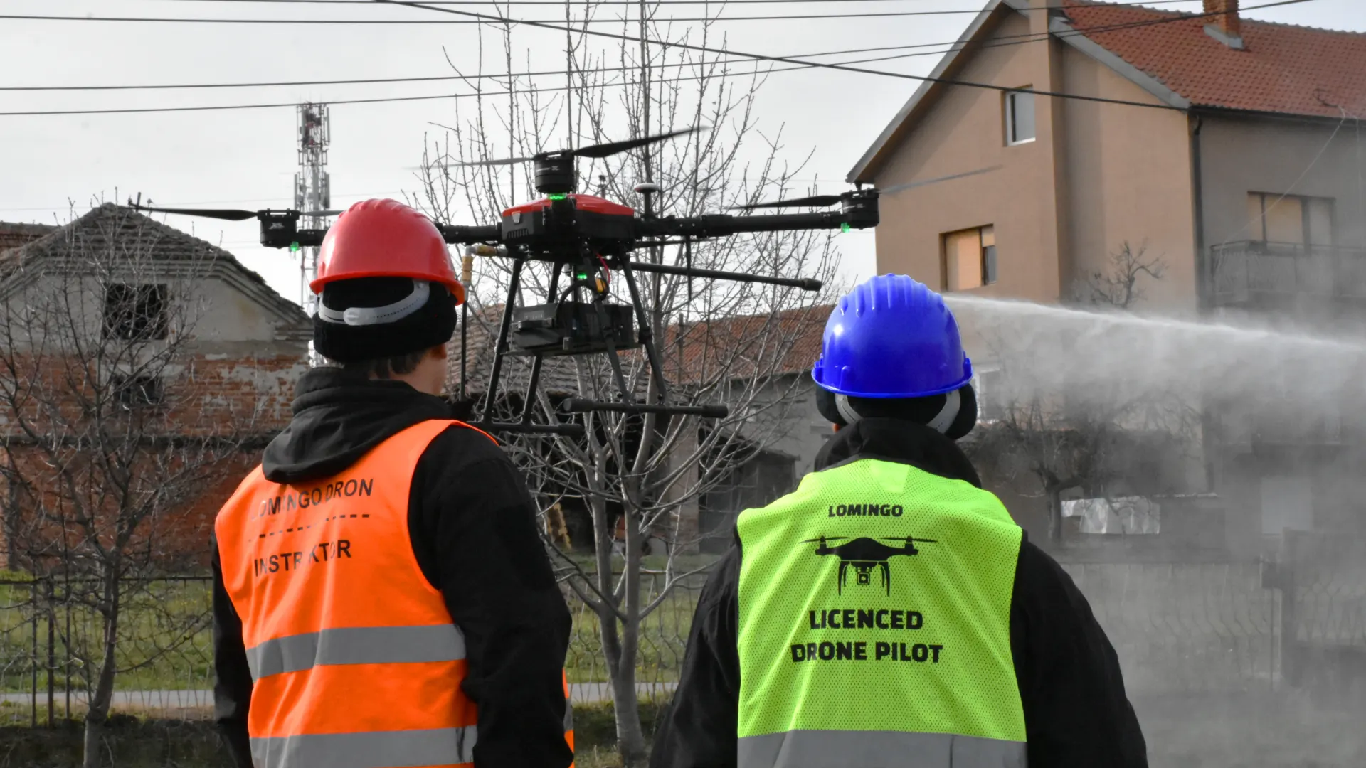 Pranje fasada i solarnih panela dronom tokom profesionalne primene u praksi